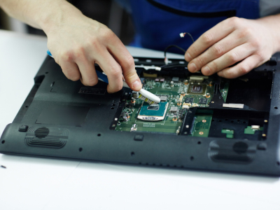 Laptop Reparatur Wir reparieren jeden Laptop, egal wo dieser gekauft worden ist. Bei Laptops sind jedoch wenige Teile tauschbar, wir besorgen die passenden Ersatzteile und bauen diese ein. Einige Reparaturen, wie Display-Tausch lassen wir in unserer Zentralwerkstatt reparieren.